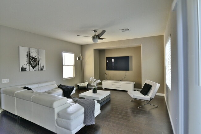 Foto del edificio - Gorgeous 3Bed/2.5Bath, 2-Story Home located in the Aliante Area