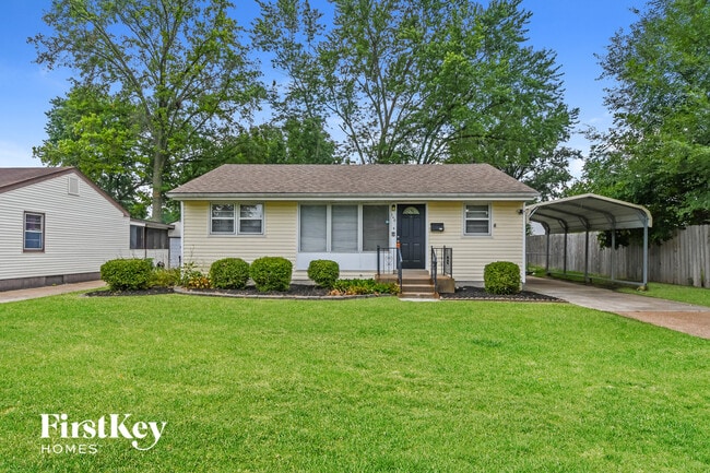 Foto del edificio - 240 Maple Dr