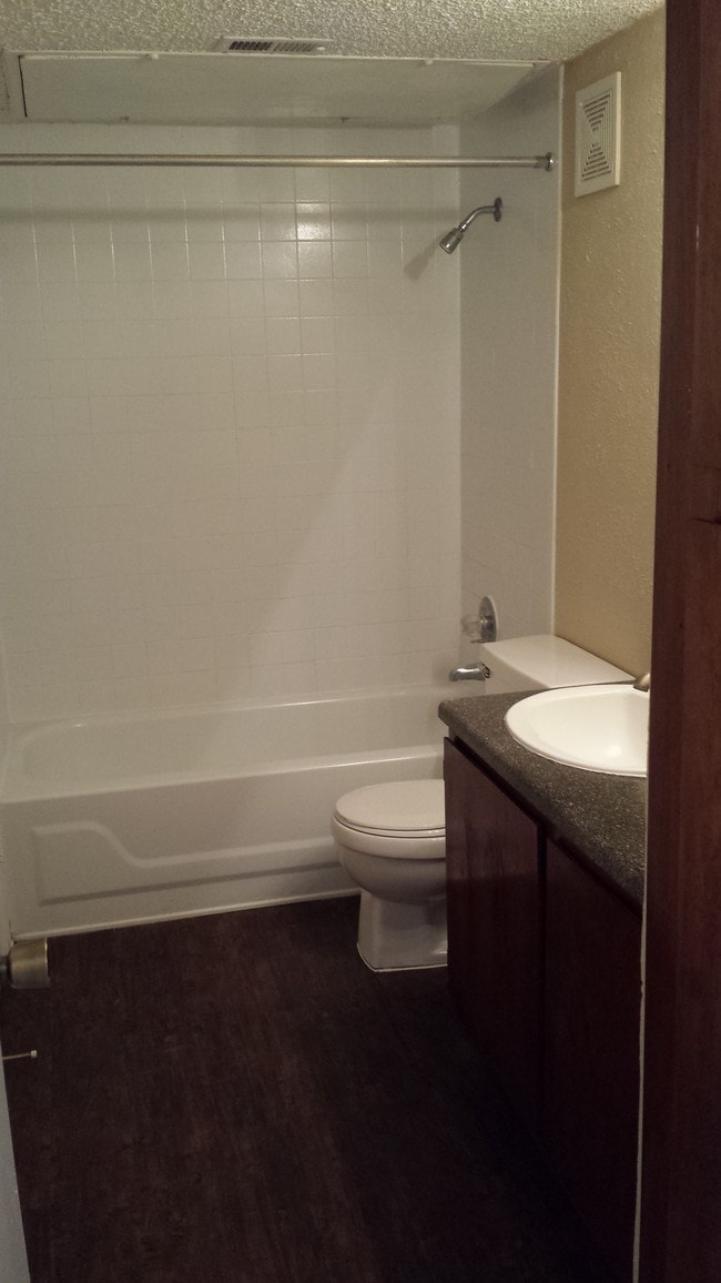 bath - 1505 Tennis Dr