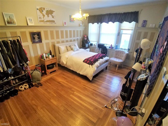 Building Photo - 4 br, 1 bath  - 46 Powell St Apt 7