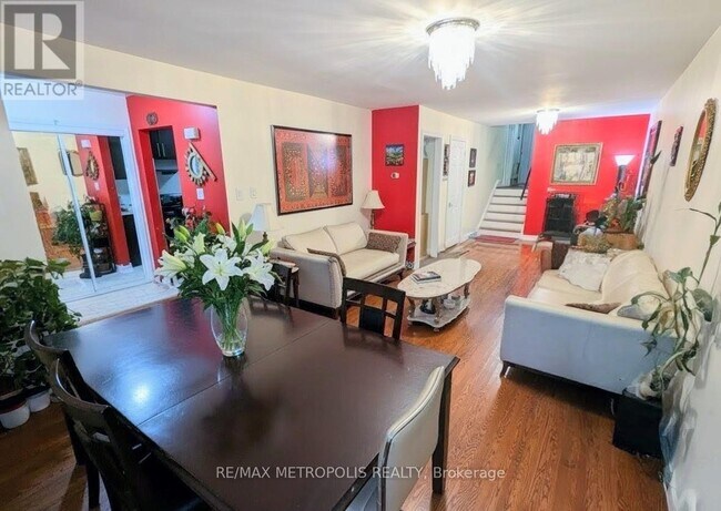 Building Photo - 897 Consort Crescent