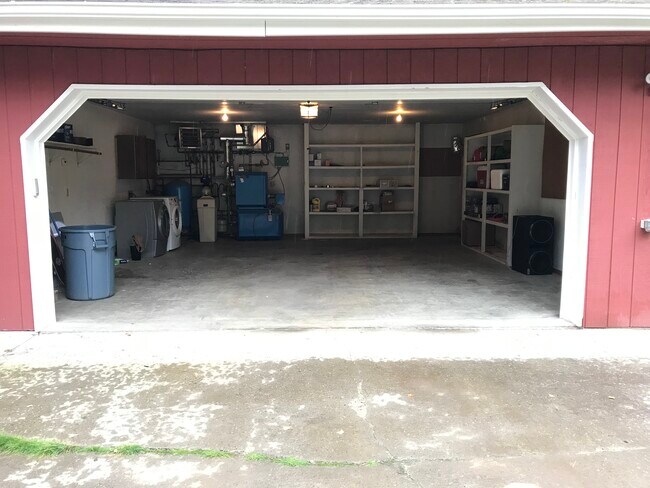 2 car heated garage - 2721 Silver St