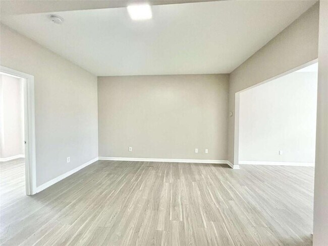 Foto del edificio - 729 Wheel House Ln
