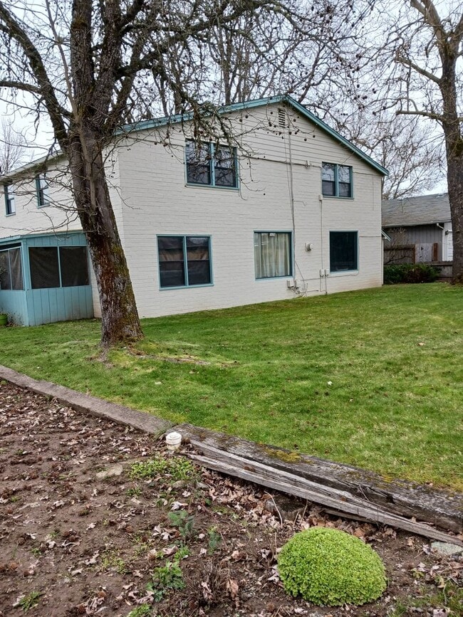 Building Photo - Nice Small Home
