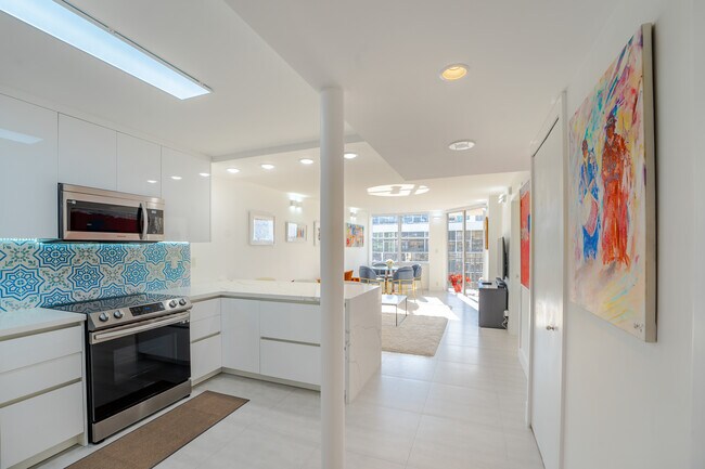 Building Photo - 1901 Brickell Ave