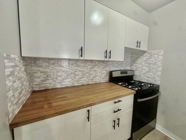 Foto del edificio - Open-Concept 3BR Condo with Finished Basement in Canton