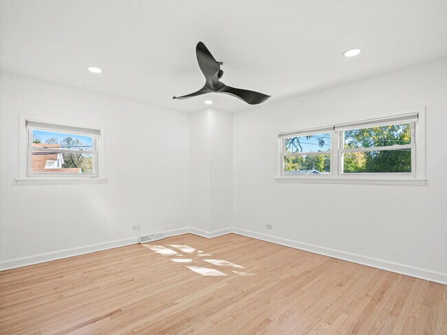 Building Photo - 3824 Sunset Ave