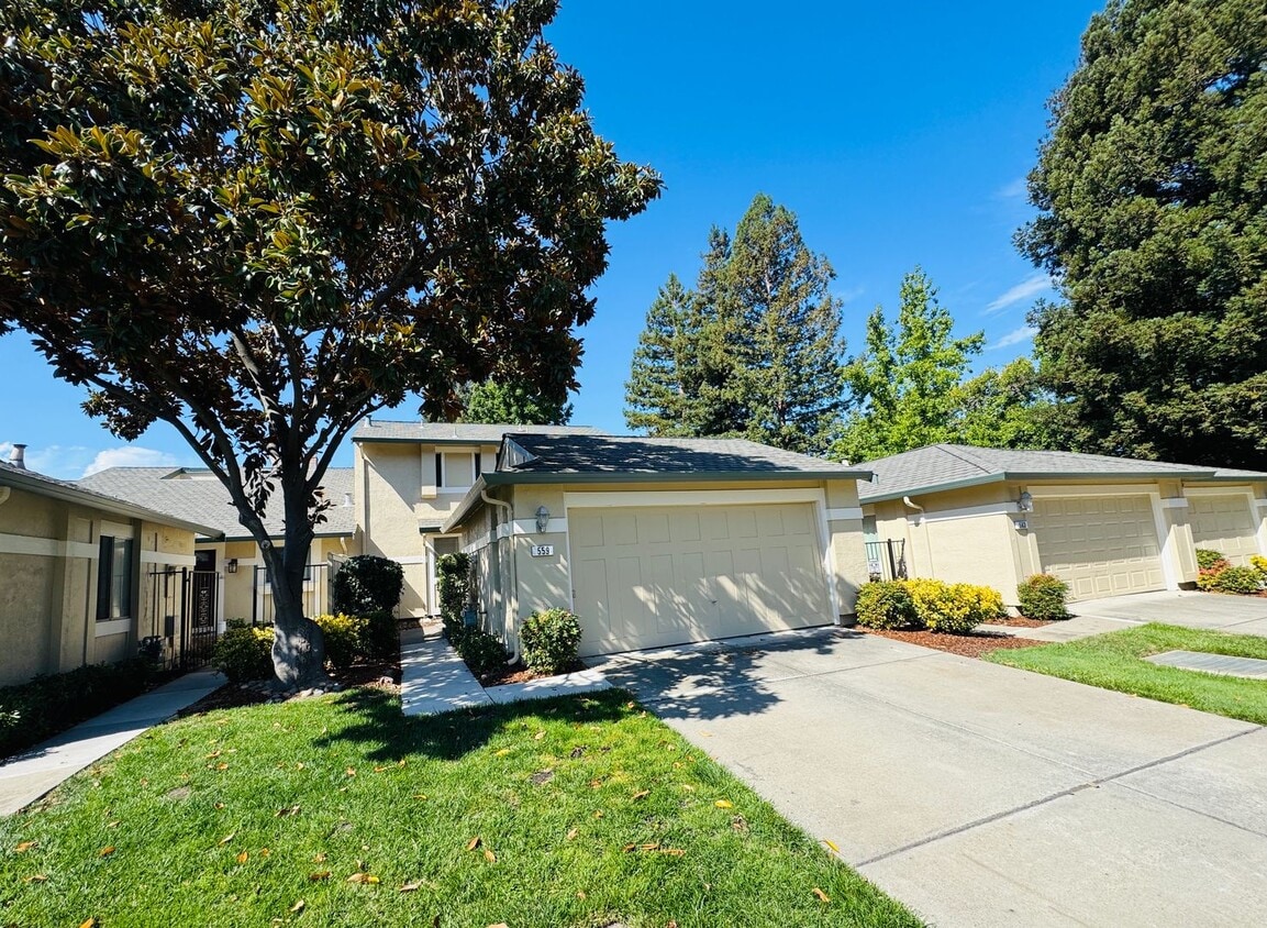 Primary Photo - Spacious Townhouse in the Desired Bancroft...