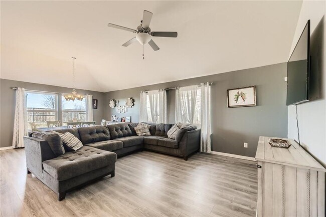 Foto del edificio - 349 Tailwind Dr