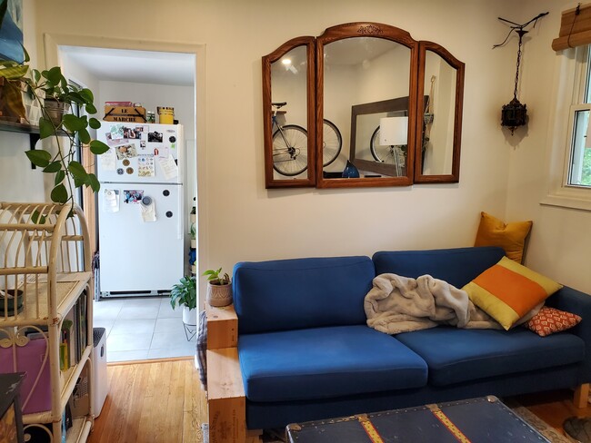 Building Photo - Beautiful, sunny, very bright loft apt in ...