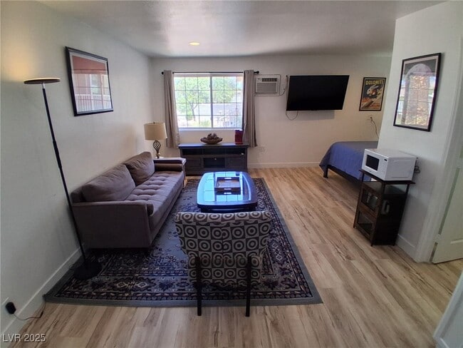Foto del edificio - 3475 E Tompkins Ave