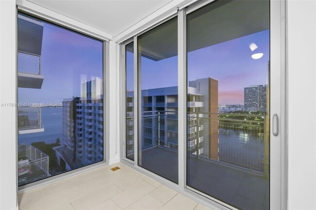 Foto del edificio - 2150 N Bayshore Dr