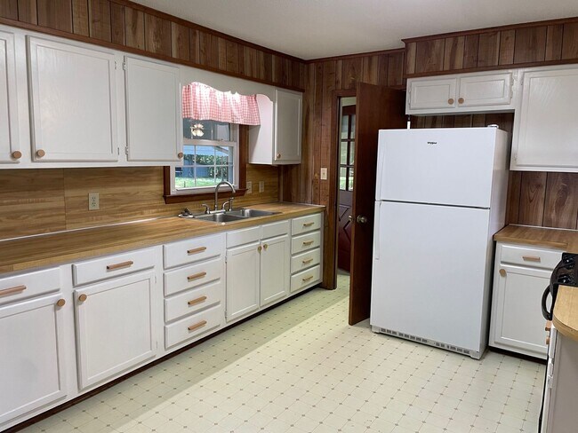 Building Photo - 2 BED 2 BATH HOME. $1,300 RENT $1,300 DEPOSIT