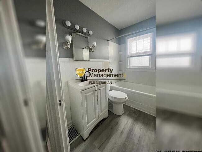 Foto del edificio - 4016 E 11th St - 50% OFF FIRST MONTH'S RENT