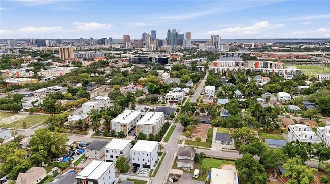 Building Photo - 215 W Columbus Dr