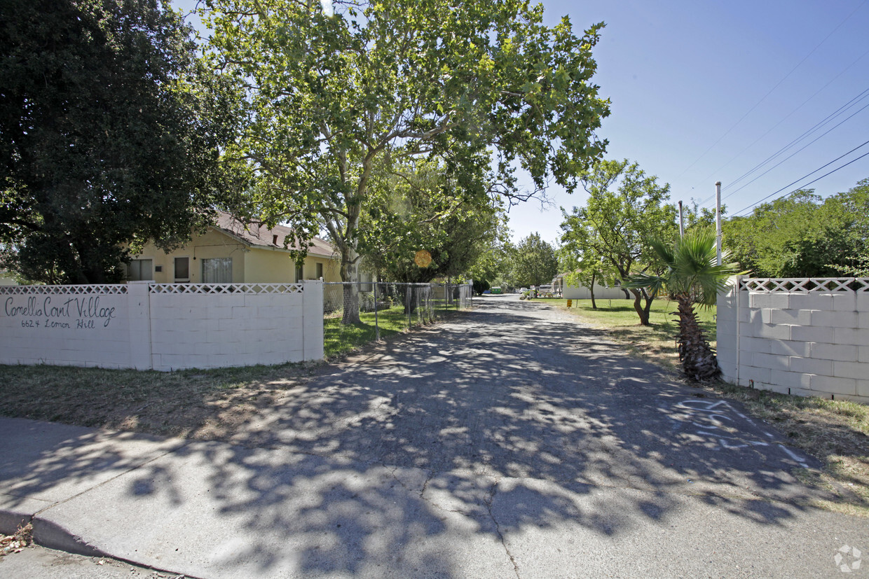 Foto del edificio - Camellia Court Village