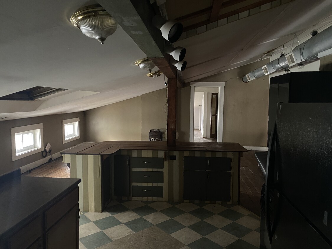Kit/ Liv rm - 2331 W Clifton Ave