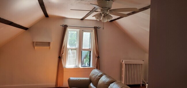 living room - 3222 N Leavitt St