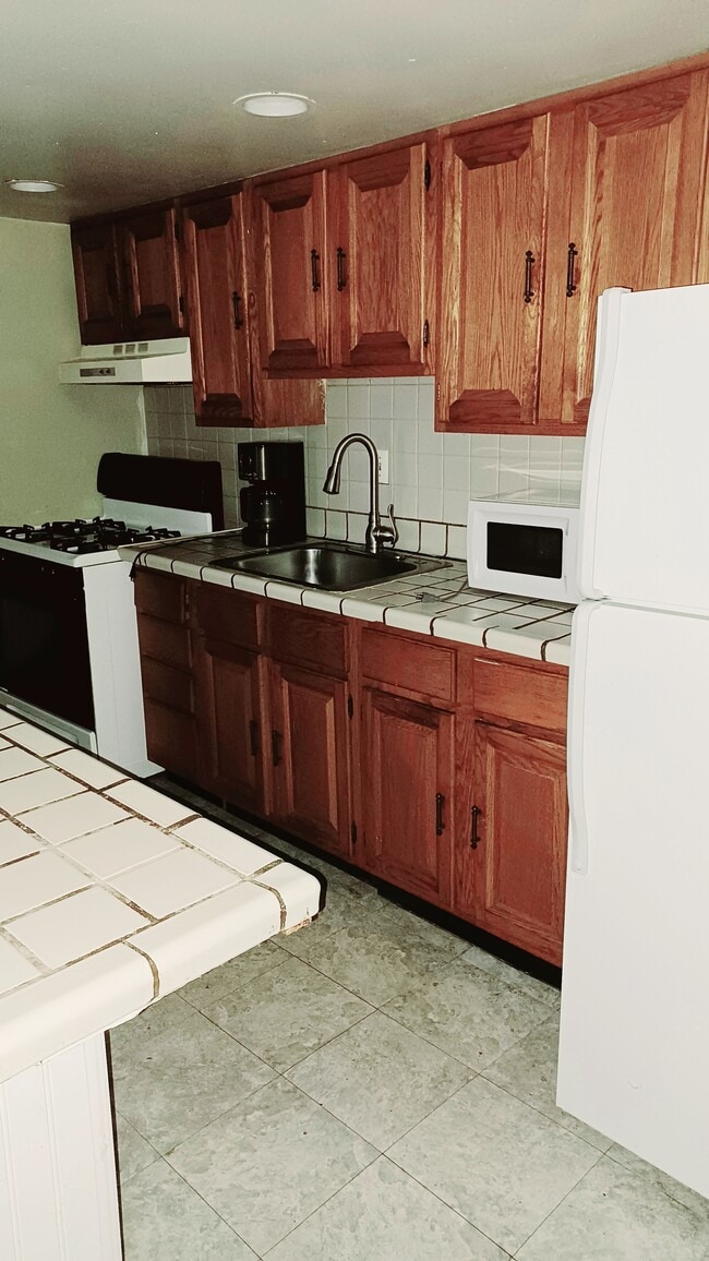 Building Photo - 120 Watkins Ave