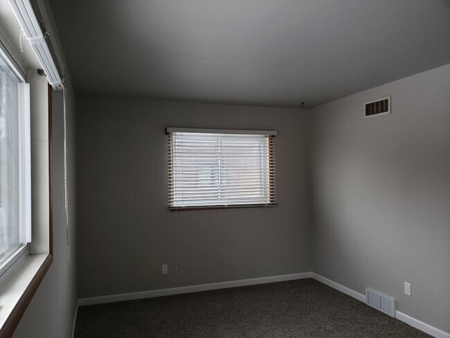 Building Photo - Newly renovated duplex in Middleton!