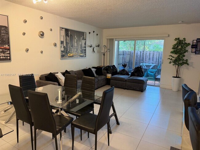 Foto del edificio - 4744 NW 114th Ave