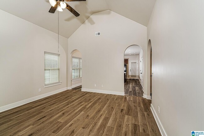 Foto del edificio - 915 Maple Trce