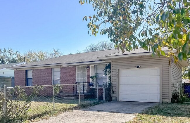 Foto del edificio - 3 bed/1 bath!