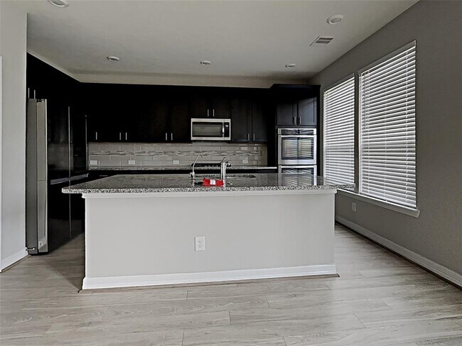 Building Photo - 5011 Castle Discordia St