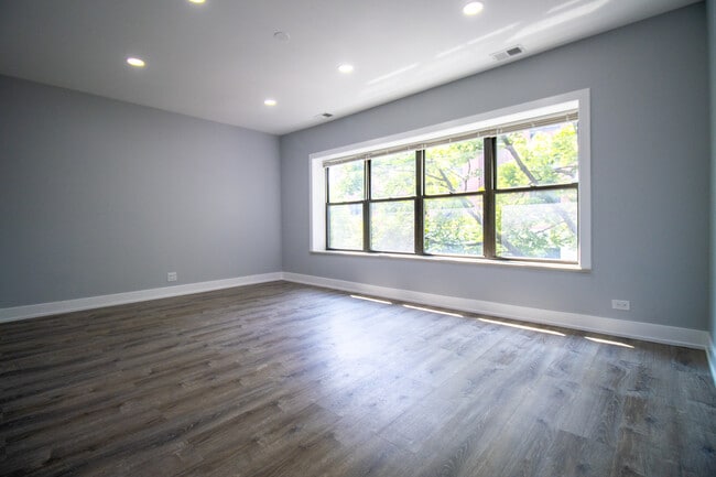 Building Photo - 3208 W Belle Plaine Ave