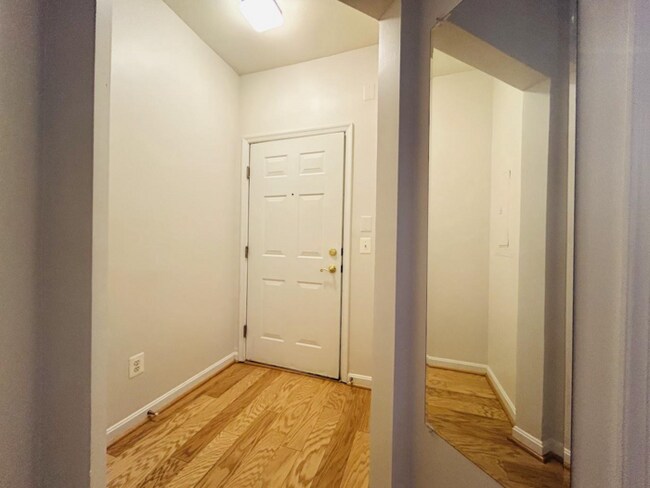 Foto del edificio - 1-Bed, 1-Bath Modern Condo with Balcony and Off-Street Parking