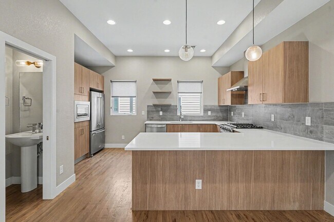 Building Photo - 2 Bed, 1 Bath Townhouse with Roof Top Deck