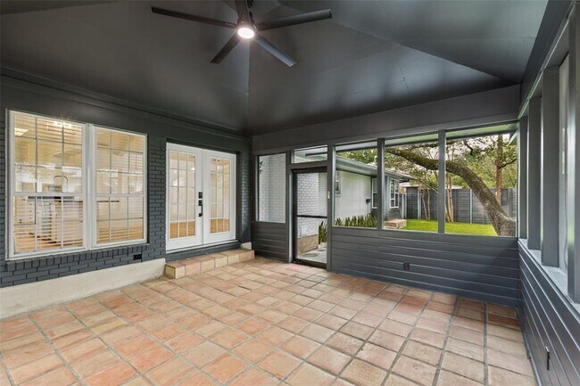 Foto del edificio - 1700 Barton Hills Dr