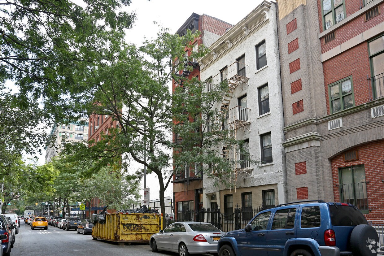Building Photo - 228 E 22nd St
