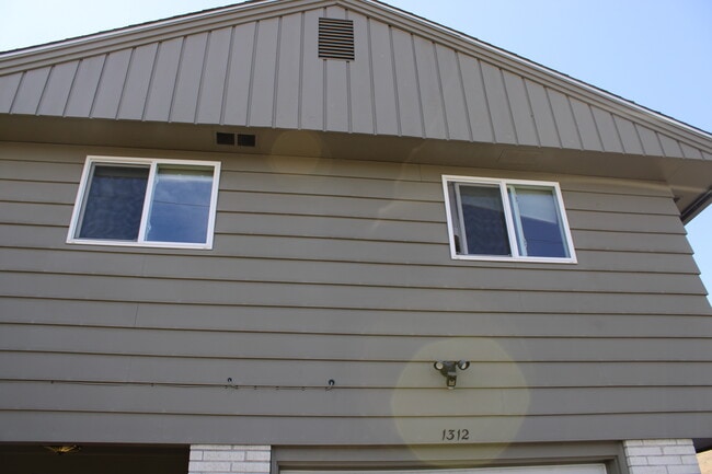 Building Photo - 1312 N Western Ave