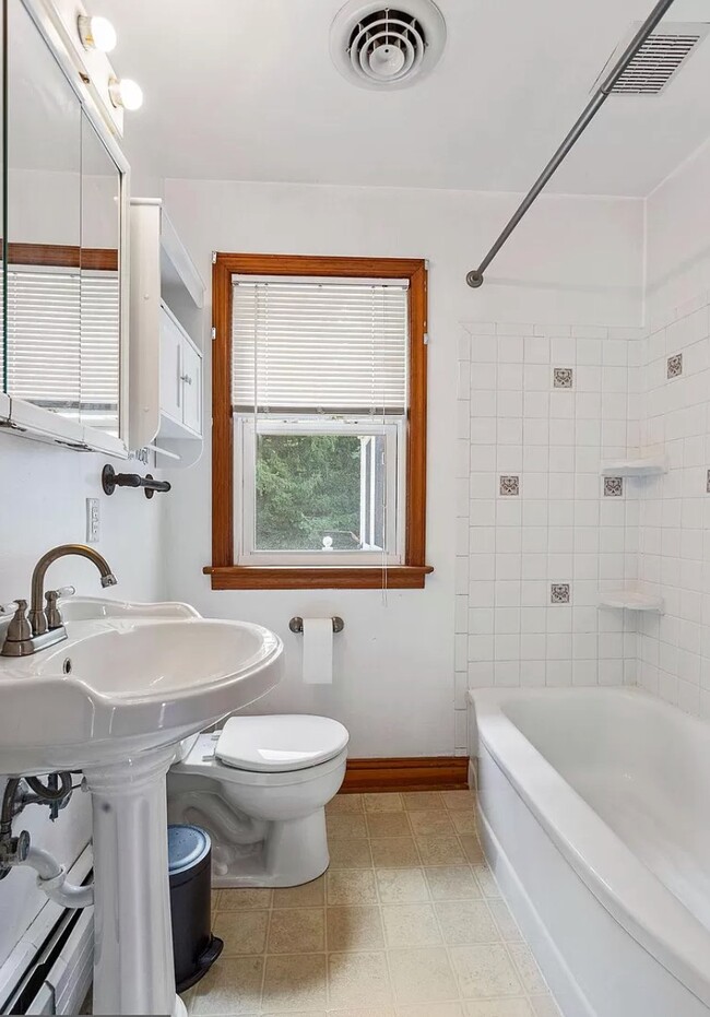 Bathroom - 324 Woodland View Dr