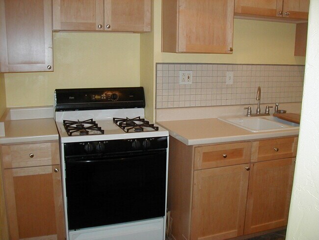 Building Photo - Quaint 1 bedroom / Historic University dis...