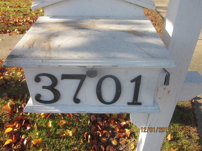 Building Photo - 3701 Castlewood Dr