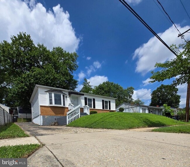 Building Photo - 5520 Duchaine Dr