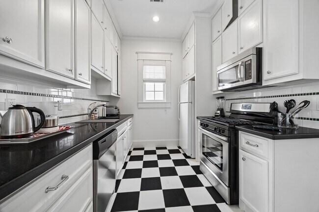 Foto del edificio - 1819 Banks St