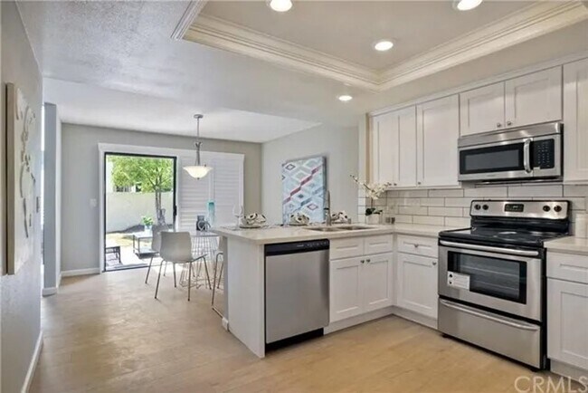 Building Photo - 3 Bed/2 Bath House with Garage! Won't Last...