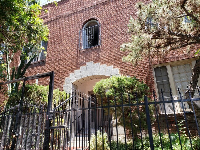 Building Photo - 1162 N Kingsley Dr