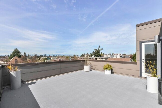 Building Photo - Stunning Modern Air-Conditioned in Coveted...