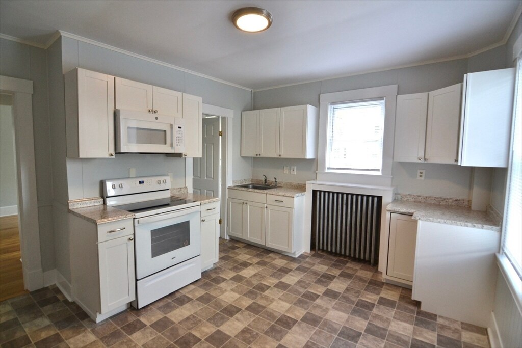Primary Photo - 208 Irving St