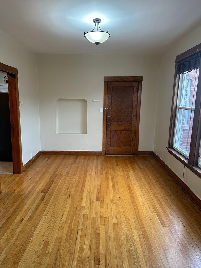 Building Photo - 4950 W Warwick Ave