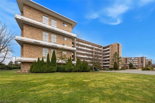 Building Photo - 2202 Acacia Park Dr