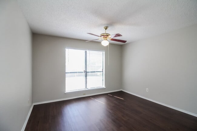 Building Photo - 927 Aspen Dr