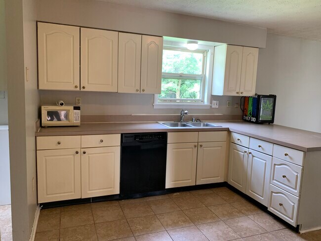 Building Photo - 2031 Summerhayes Ct
