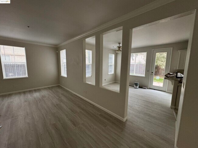 Foto del edificio - 68 Lexington Ct