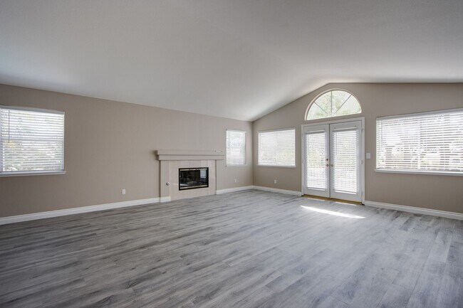 Foto del edificio - Stunning 4 Bed/4.5 Bath South Shores home ...