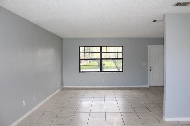 Building Photo - 2058 SE West Dunbrooke Cir